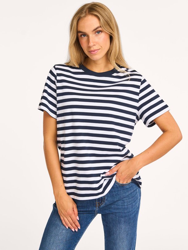 Ontdek de Lyon katoenen T-shirt met gestreept dessin van Summum in de kleur donkerblauw bij Orangebag. Op werkdagen voor 21:45 besteld, morgen in huis.