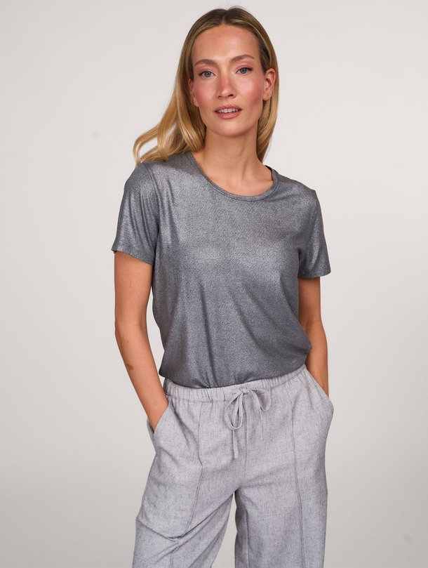 Ontdek de M014 Viscosemix jersey top met lurex van Majestic Filatures in de kleur grijs bij Orangebag. Op werkdagen voor 21:45 besteld, morgen in huis.
