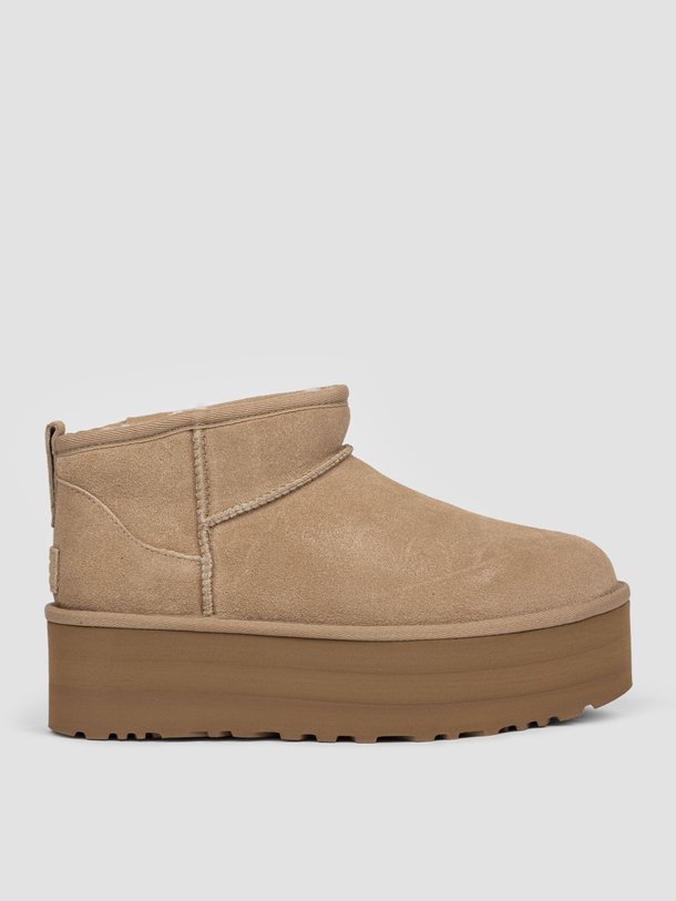 Ontdek de Classic ultra mini plateau enkellaarzen van Ugg in de kleur zand bij Orangebag. Op werkdagen voor 21:45 besteld, morgen in huis.