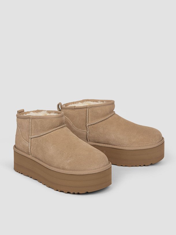 Ontdek de Classic ultra mini plateau enkellaarzen van Ugg in de kleur zand bij Orangebag. Op werkdagen voor 21:45 besteld, morgen in huis.