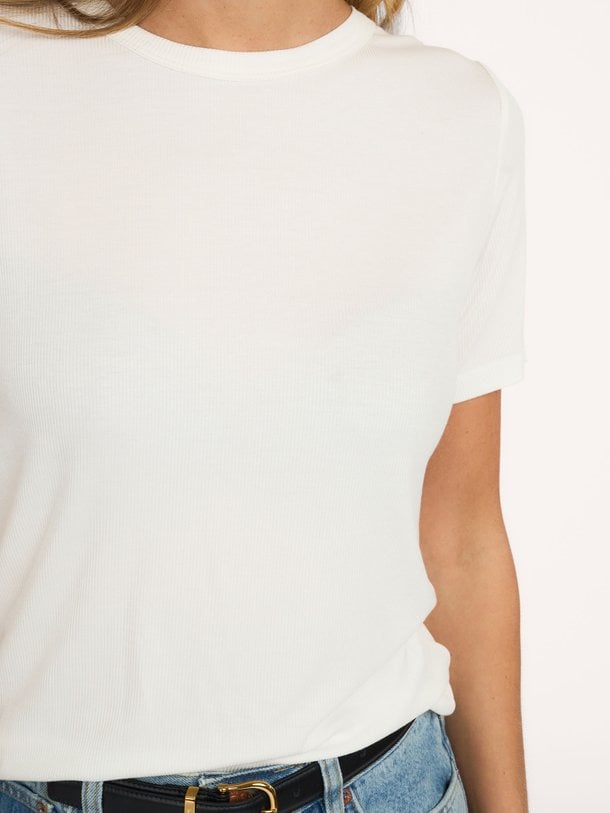 Ontdek de Natalia viscosemix rib T-shirt van Sofie Schnoor in de kleur wit bij Orangebag. Op werkdagen voor 21:45 besteld, morgen in huis.