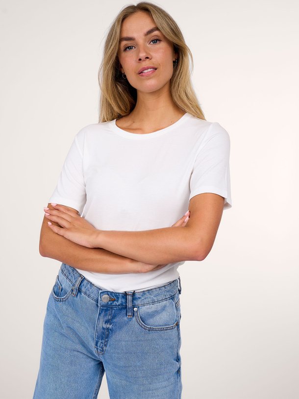 Ontdek de Natalia viscosemix rib T-shirt van Sofie Schnoor in de kleur wit bij Orangebag. Op werkdagen voor 21:45 besteld, morgen in huis.