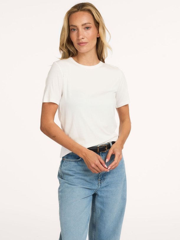 Ontdek de Natalia viscosemix rib T-shirt van Sofie Schnoor in de kleur wit bij Orangebag. Op werkdagen voor 21:45 besteld, morgen in huis.
