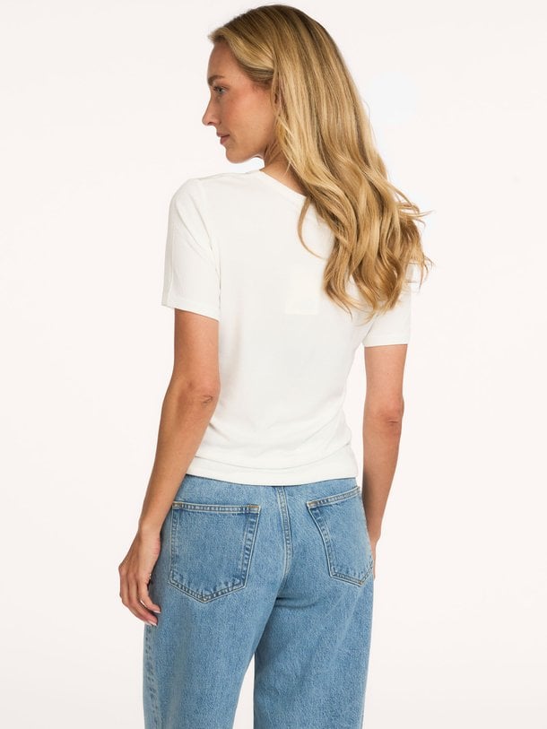Ontdek de Natalia viscosemix rib T-shirt van Sofie Schnoor in de kleur wit bij Orangebag. Op werkdagen voor 21:45 besteld, morgen in huis.