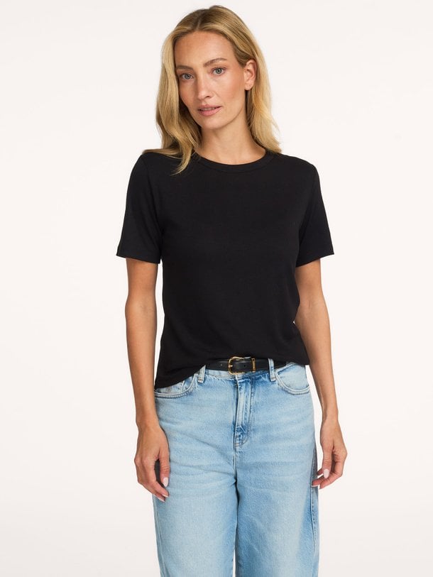 Sofie Schnoor Natalia - Viscosemix Rib T-Shirt - Zwart Ontdek de Natalia viscosemix rib T-shirt van Sofie Schnoor in de kleur zwart bij Orangebag. Op werkdagen voor 21:45 besteld, morgen in huis.