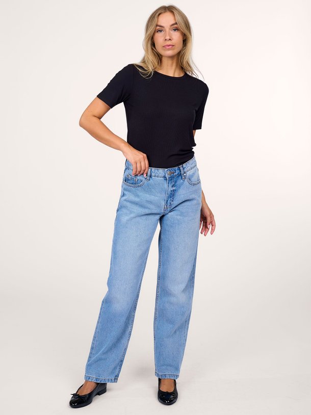 Ontdek de Natalia viscosemix rib T-shirt van Sofie Schnoor in de kleur zwart bij Orangebag. Op werkdagen voor 21:45 besteld, morgen in huis.