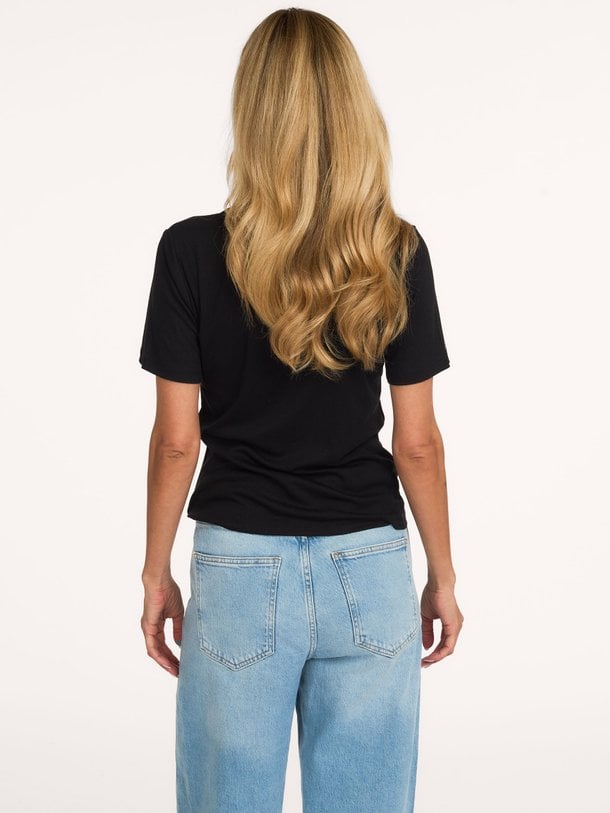 Sofie Schnoor Natalia - Viscosemix Rib T-Shirt - Zwart Ontdek de Natalia viscosemix rib T-shirt van Sofie Schnoor in de kleur zwart bij Orangebag. Op werkdagen voor 21:45 besteld, morgen in huis.
