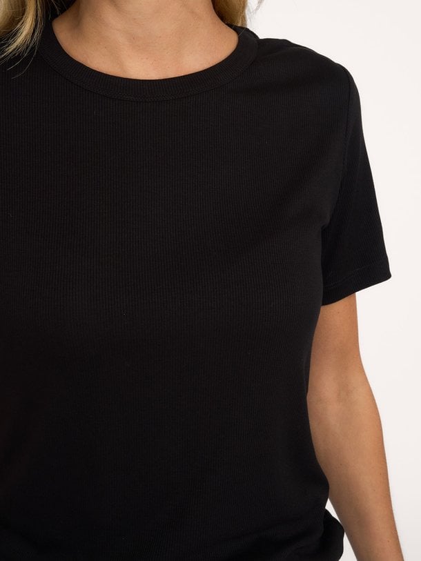 Sofie Schnoor Natalia - Viscosemix Rib T-Shirt - Zwart Ontdek de Natalia viscosemix rib T-shirt van Sofie Schnoor in de kleur zwart bij Orangebag. Op werkdagen voor 21:45 besteld, morgen in huis.