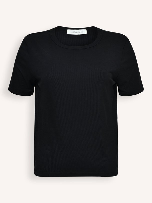 Ontdek de Natalia viscosemix rib T-shirt van Sofie Schnoor in de kleur zwart bij Orangebag. Op werkdagen voor 21:45 besteld, morgen in huis.