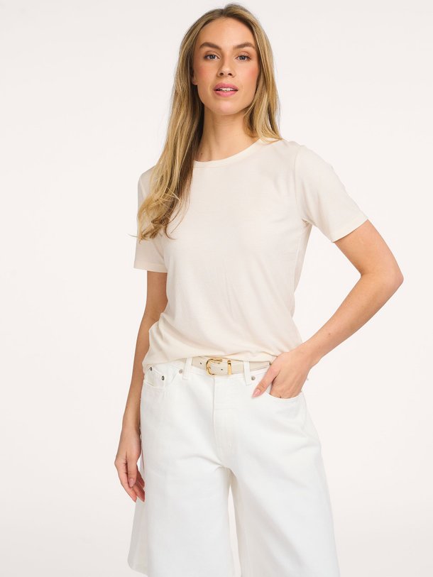 Ontdek de Natalia viscosemix rib T-shirt van Sofie Schnoor in de kleur Off-white bij Orangebag. Op werkdagen voor 21:45 besteld, morgen in huis.