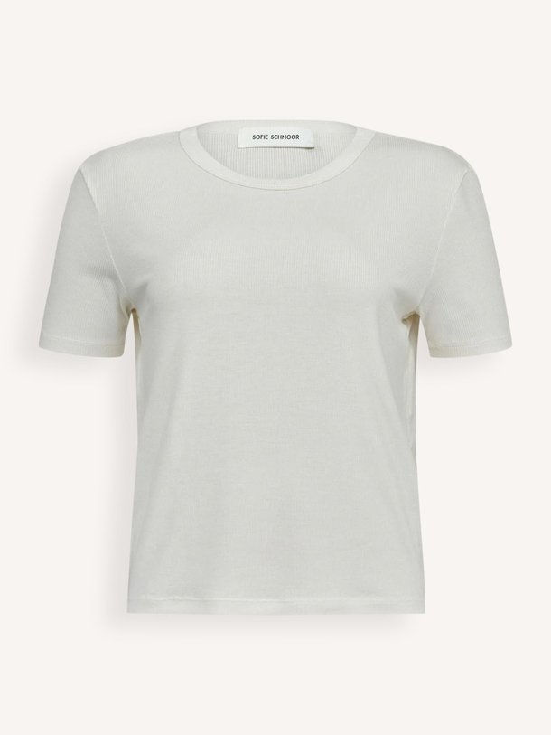 Ontdek de Natalia viscosemix rib T-shirt van Sofie Schnoor in de kleur Off-white bij Orangebag. Op werkdagen voor 21:45 besteld, morgen in huis.