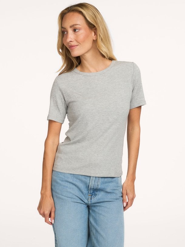Sofie Schnoor Natalia - Viscosemix Rib T-Shirt - Grijs Ontdek de Natalia viscosemix rib T-shirt van Sofie Schnoor in de kleur grijs bij Orangebag. Op werkdagen voor 21:45 besteld, morgen in huis.