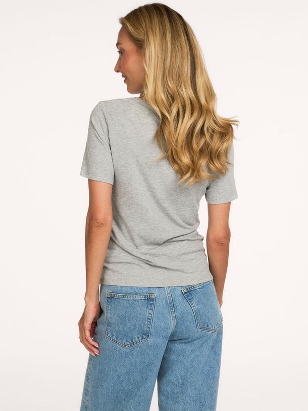 Sofie Schnoor Natalia - Viscosemix Rib T-Shirt - Grijs Ontdek de Natalia viscosemix rib T-shirt van Sofie Schnoor in de kleur grijs bij Orangebag. Op werkdagen voor 21:45 besteld, morgen in huis.