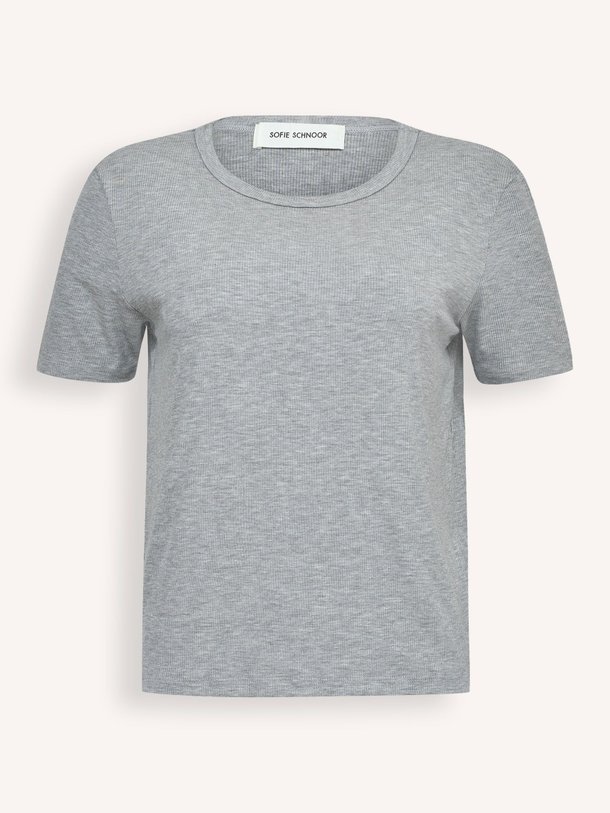 Ontdek de Natalia viscosemix rib T-shirt van Sofie Schnoor in de kleur grijs bij Orangebag. Op werkdagen voor 21:45 besteld, morgen in huis.