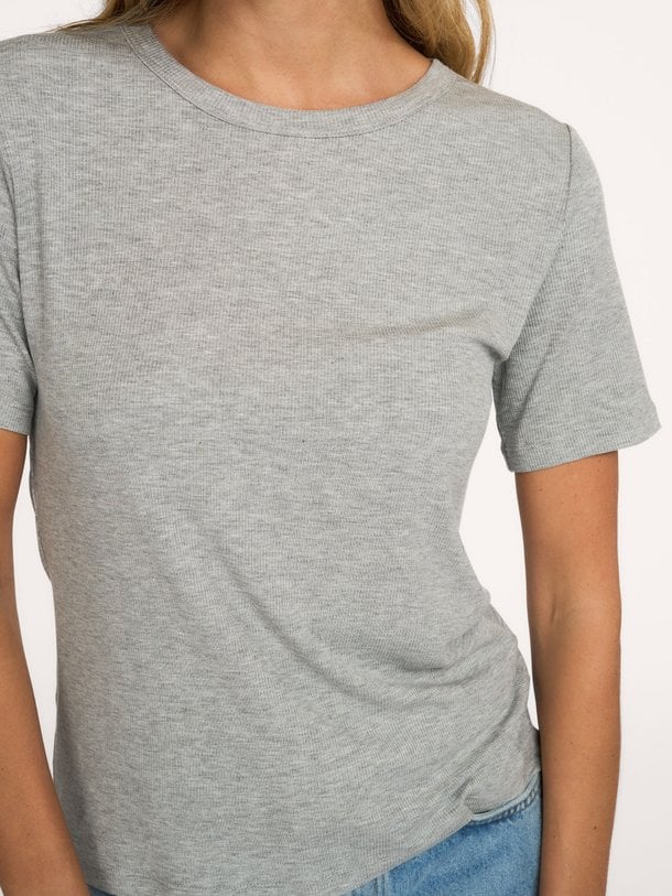 Sofie Schnoor Natalia - Viscosemix Rib T-Shirt - Grijs Ontdek de Natalia viscosemix rib T-shirt van Sofie Schnoor in de kleur grijs bij Orangebag. Op werkdagen voor 21:45 besteld, morgen in huis.