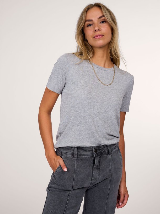 Ontdek de Natalia viscosemix rib T-shirt van Sofie Schnoor in de kleur grijs bij Orangebag. Op werkdagen voor 21:45 besteld, morgen in huis.
