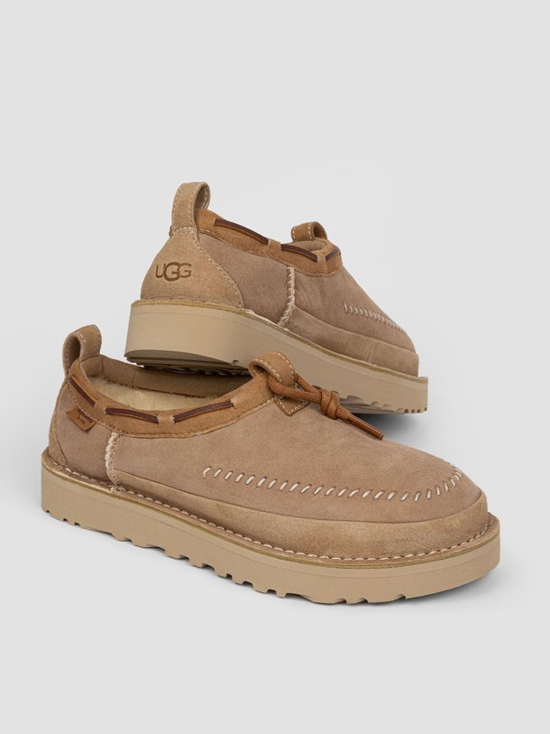 Ontdek de Tasman suède instappers van Ugg in de kleur zand bij Orangebag. Op werkdagen voor 21:45 besteld, morgen in huis.