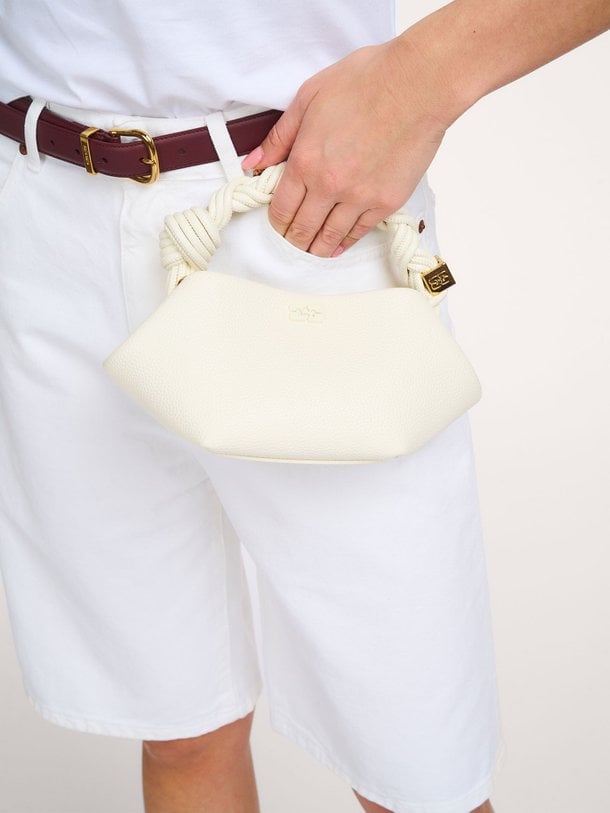 Ontdek de Bou mini crossbody bag met reliëf van Ganni in de kleur Off-white bij Orangebag. Op werkdagen voor 21:45 besteld, morgen in huis.