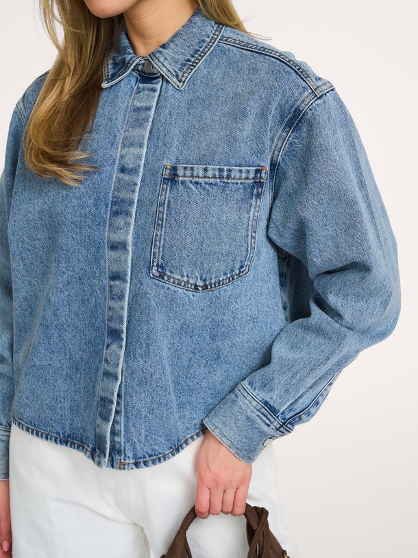 Ontdek de Nash denim overshirt van Sofie Schnoor in de kleur Blauw bij Orangebag. Op werkdagen voor 21:45 besteld, morgen in huis.