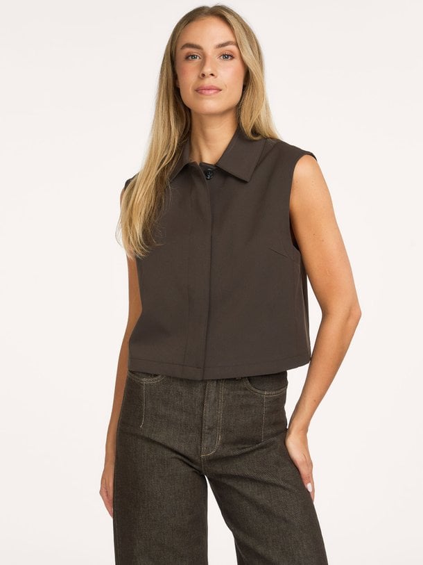 Samsoe Samsoe Saheaven viscosemix gilet - Donkerbruin Ontdek de Saheaven viscosemix gilet van Samsoe Samsoe in de kleur Donkerbruin bij Orangebag. Op werkdagen voor 21:45 besteld, morgen in huis.