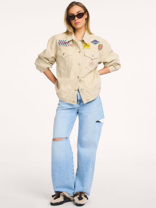 Ontdek de Taigo denim oversized jack van Stieglitz in de kleur Beige bij Orangebag. Op werkdagen voor 21:45 besteld, morgen in huis.