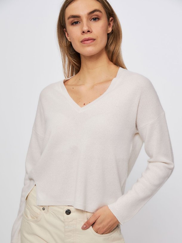 Ontdek de Mariana cashmere trui van NoName in de kleur ecru bij Orangebag. Op werkdagen voor 21:45 besteld, morgen in huis.