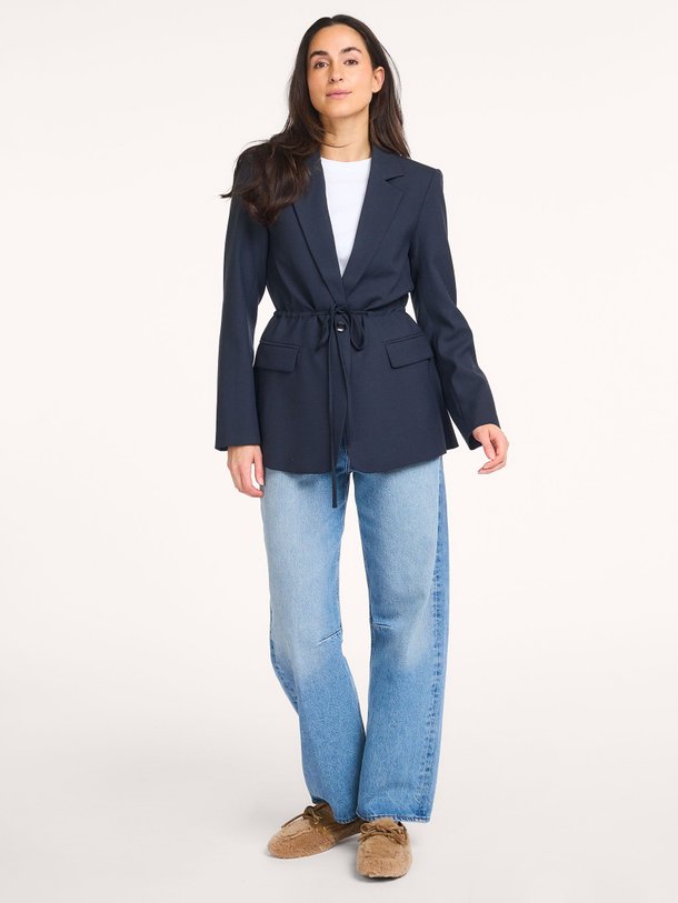 Ontdek de Jemmie viscosemix blazer van Neo Noir in de kleur Donkerblauw bij Orangebag. Op werkdagen voor 21:45 besteld, morgen in huis.