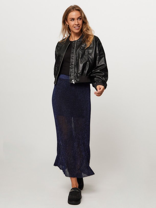 Ontdek de Chica ribgebeide rok met lurex van Baum und Pferdgarten in de kleur paars bij Orangebag. Op werkdagen voor 21:45 besteld, morgen in huis.