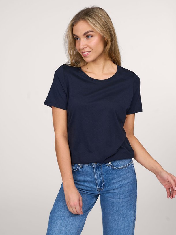 Ontdek de M296 Katoenmix slub top van Majestic Filatures in de kleur donkerblauw bij Orangebag. Op werkdagen voor 21:45 besteld, morgen in huis.