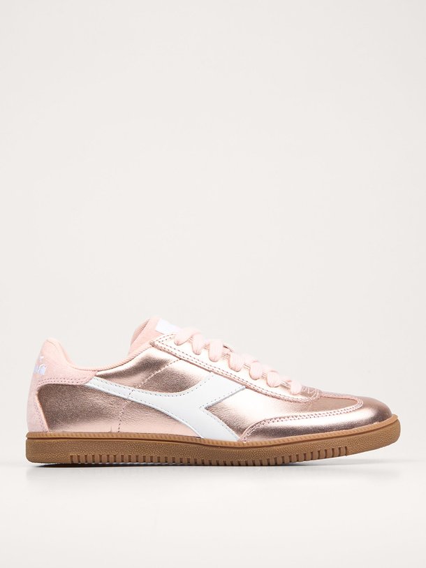 Ontdek de Trainer lederen metallic sneakers van Diadora in de kleur roze bij Orangebag. Op werkdagen voor 21:45 besteld, morgen in huis.
