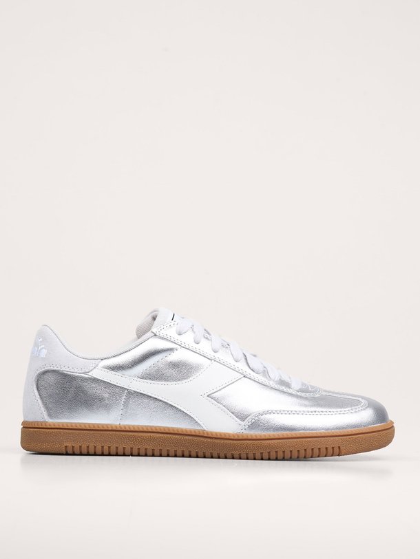Ontdek de Lederen metallic sneakers van Diadora in de kleur zilverkleur bij Orangebag. Op werkdagen voor 21:45 besteld, morgen in huis.