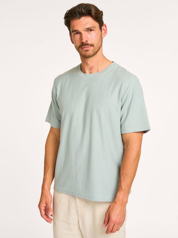 Ontdek de Odin organic cotton mix T-shirt van Samsoe Samsoe in de kleur blauwgrijs bij Orangebag. Op werkdagen voor 21:45 besteld, morgen in huis.