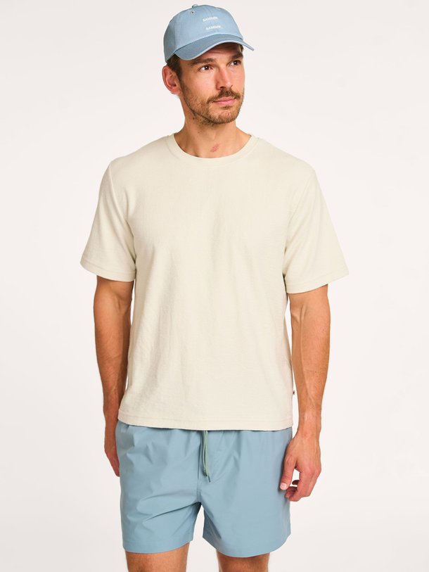 Ontdek de Odin organic cotton mix T-shirt van Samsoe Samsoe in de kleur zand bij Orangebag. Op werkdagen voor 21:45 besteld, morgen in huis.