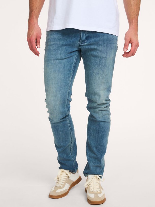 Ontdek de Ridge regular waist slim fit jeans van Denham in de kleur Blauw bij Orangebag. Op werkdagen voor 21:45 besteld, morgen in huis.