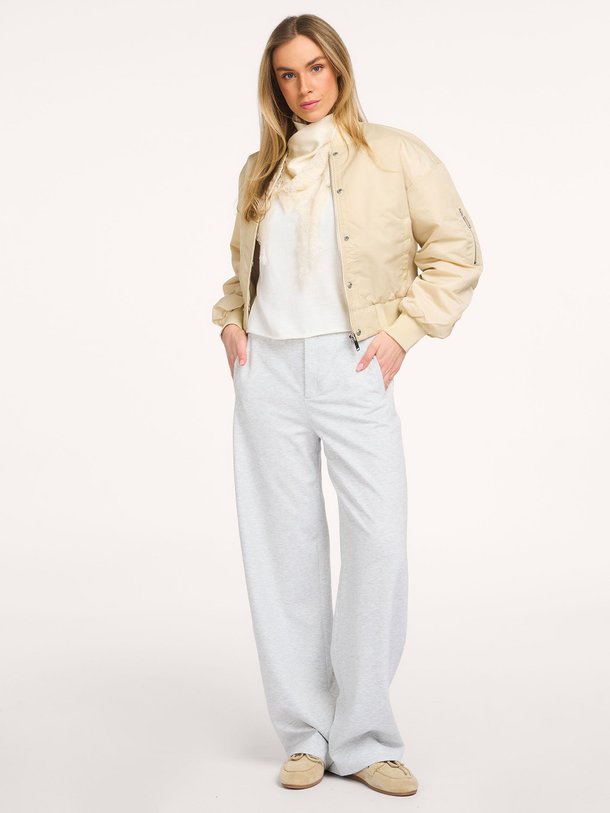 Ontdek de Fae viscosemix jersey wide leg broek van Drykorn in de kleur Lichtgrijs bij Orangebag. Op werkdagen voor 21:45 besteld, morgen in huis.