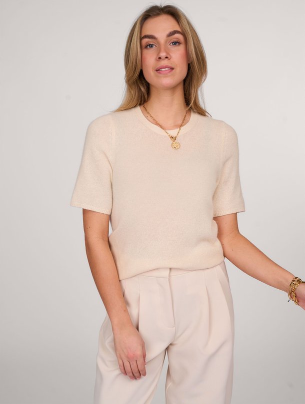 Ontdek de K149 Wolmix top van Majestic Filatures in de kleur ecru bij Orangebag. Op werkdagen voor 21:45 besteld, morgen in huis.