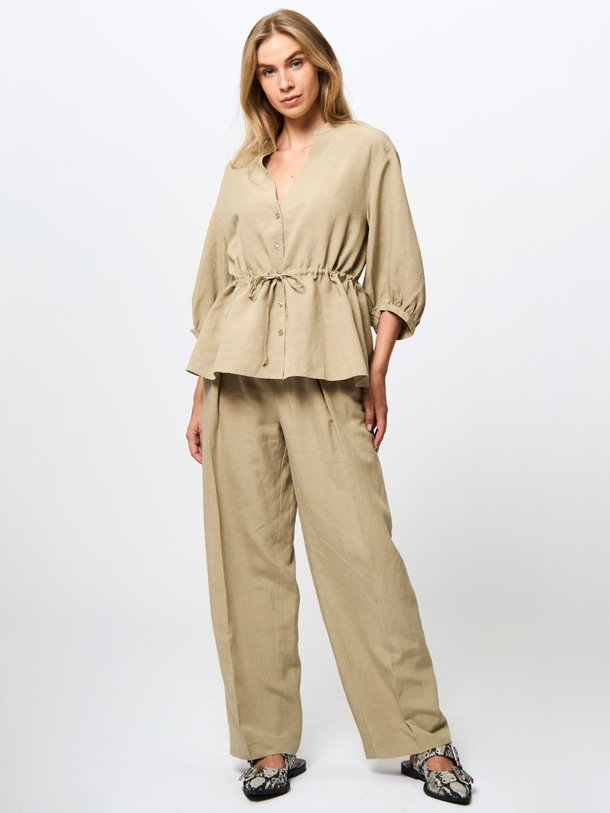 Ontdek de Saamelie lyocell/linnenmix blouse van Samsoe Samsoe in de kleur olijfgroen bij Orangebag. Op werkdagen voor 21:45 besteld, morgen in huis.