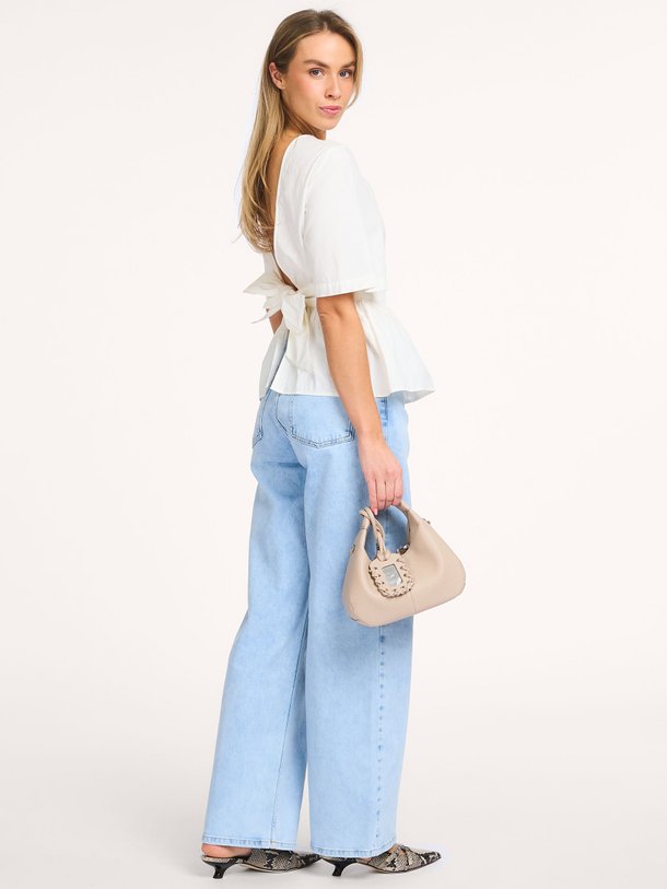 Ontdek de Aika organic cotton top van Modstrom in de kleur Wit bij Orangebag. Op werkdagen voor 21:45 besteld, morgen in huis.