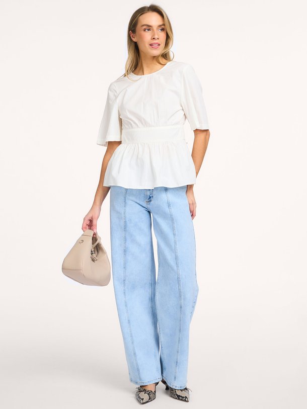 Ontdek de Aika organic cotton top van Modstrom in de kleur Wit bij Orangebag. Op werkdagen voor 21:45 besteld, morgen in huis.