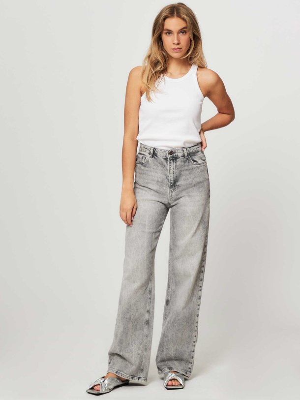 Ontdek de Lina high waist wide leg non-stretch jeans van By-Bar in de kleur grijs bij Orangebag. Op werkdagen voor 21:45 besteld, morgen in huis.