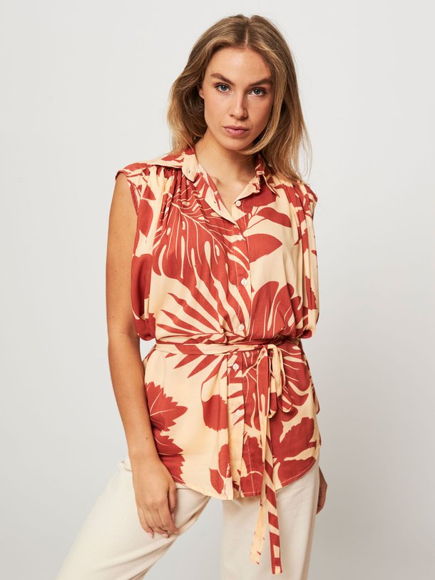 Ontdek de Noa viscose blouse met print van Poppy Field in de kleur terracotta bij Orangebag. Op werkdagen voor 21:45 besteld, morgen in huis.