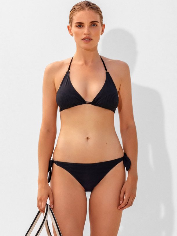 Ontdek de Caviar bikinislip met structuur van Cyell in de kleur zwart bij Orangebag. Op werkdagen voor 21:45 besteld, morgen in huis.