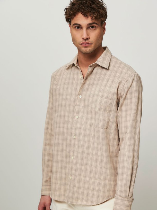 Ontdek de Malte katoenmix overhemd met geruit dessin van Mads Norgaard Men in de kleur taupe bij Orangebag. Op werkdagen voor 21:45 besteld, morgen in huis.