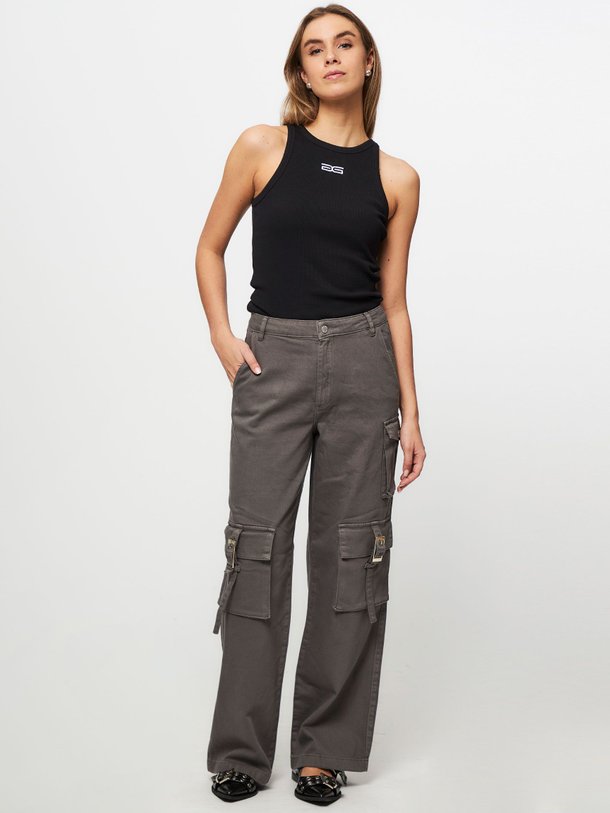 Ontdek de Mirza katoenmix cargo broek van Gestuz in de kleur grijs bij Orangebag. Op werkdagen voor 21:45 besteld, morgen in huis.