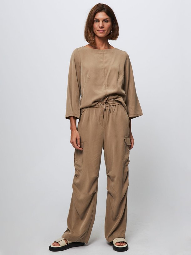 Ontdek de Tencel cargo broek van Summum in de kleur groen/bruin bij Orangebag. Op werkdagen voor 21:45 besteld, morgen in huis.