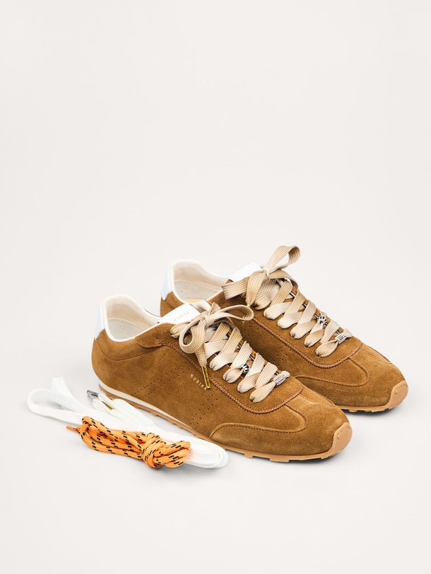 Ontdek de Billy Lou suède sneakers van Nubikk in de kleur Cognac bij Orangebag. Op werkdagen voor 21:45 besteld, morgen in huis.