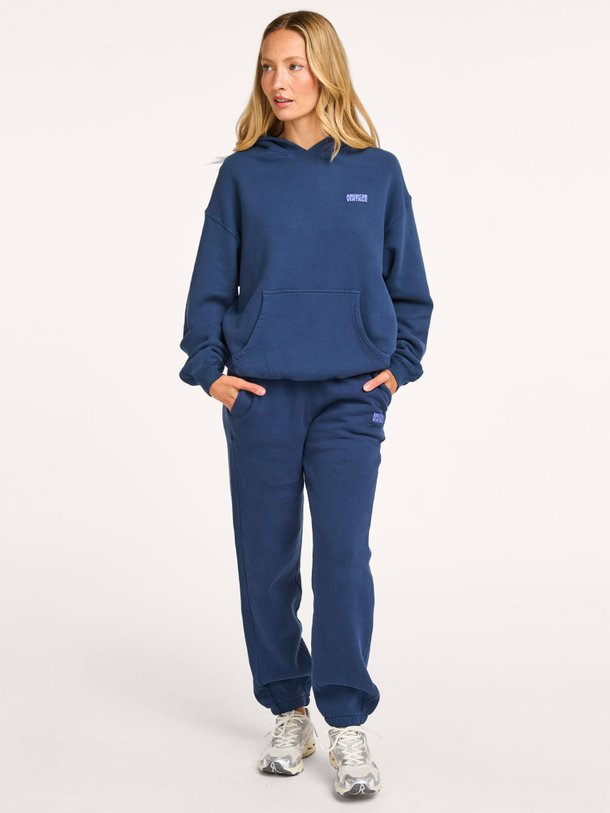 Ontdek de Izubird katoenmix joggingbroek van American Vintage in de kleur donkerblauw bij Orangebag. Op werkdagen voor 21:45 besteld, morgen in huis.