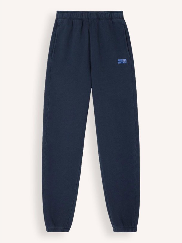 Ontdek de Izubird katoenmix joggingbroek van American Vintage in de kleur donkerblauw bij Orangebag. Op werkdagen voor 21:45 besteld, morgen in huis.