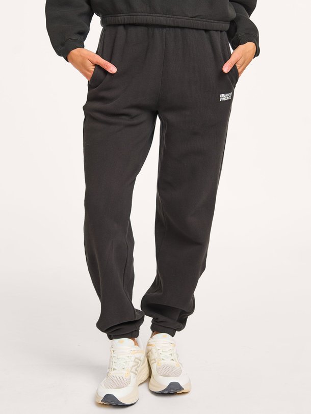 Ontdek de Izubird katoenmix joggingbroek van American Vintage in de kleur antraciet bij Orangebag. Op werkdagen voor 21:45 besteld, morgen in huis.