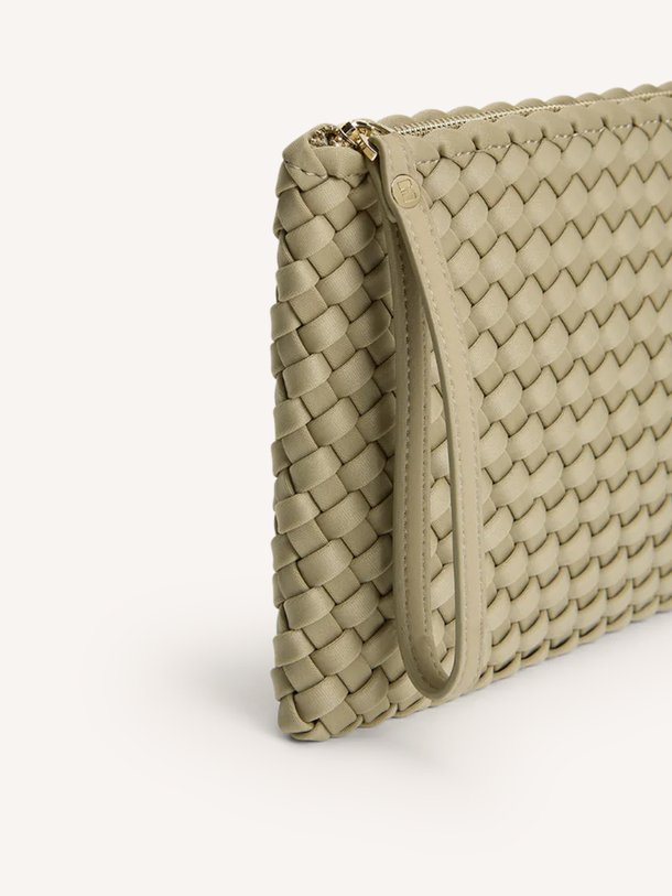 Ontdek de Gevlochten clutch van Marrea in de kleur Taupe bij Orangebag. Op werkdagen voor 21:45 besteld, morgen in huis.